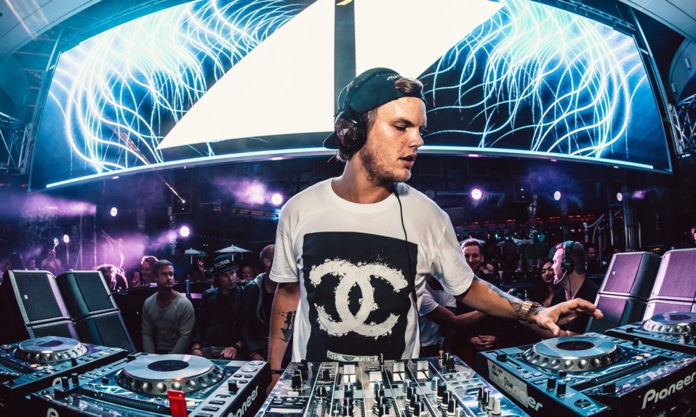 Слушать диджей фила. Диджей Авичи. Avicii за пультом. Avicii 20 April 2018. Avicii концерт.